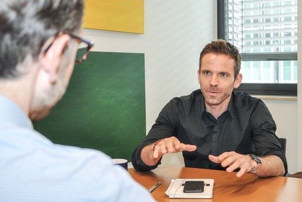 Christian Schiller, Gründer von cirplus, erläutert die Vorteile seiner Plattform für recycelte Kunststoffe.