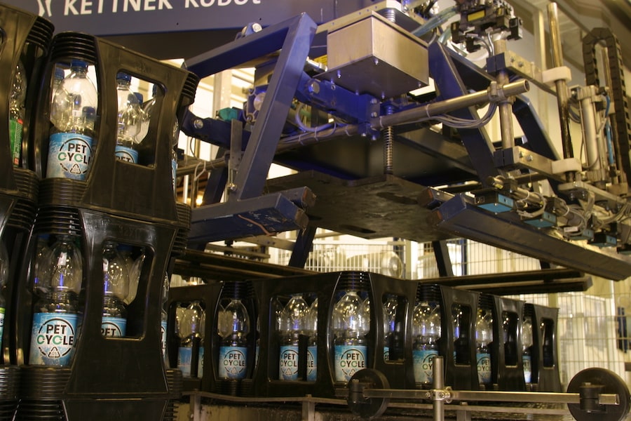 Petcycle Palettierung Mineralwasser Kaesten Mit PET Flaschen