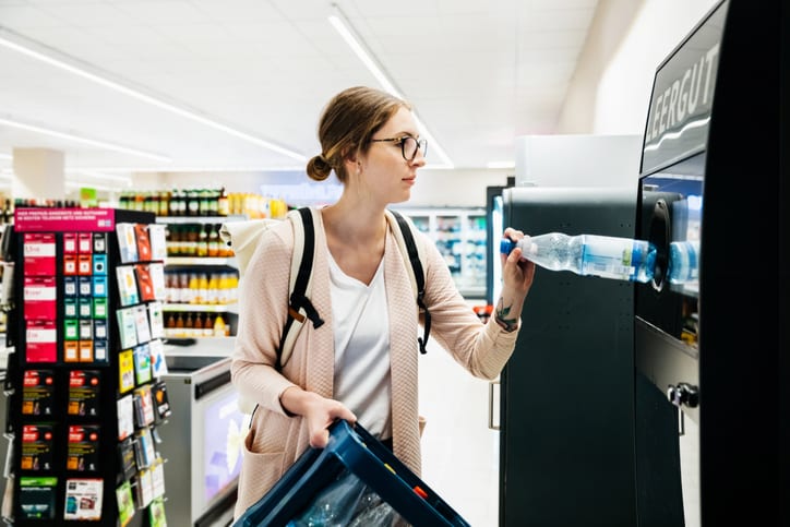 Kunststoff Wertstoffkreislauf PET Getraenke Flasche Entsorgung Recycling