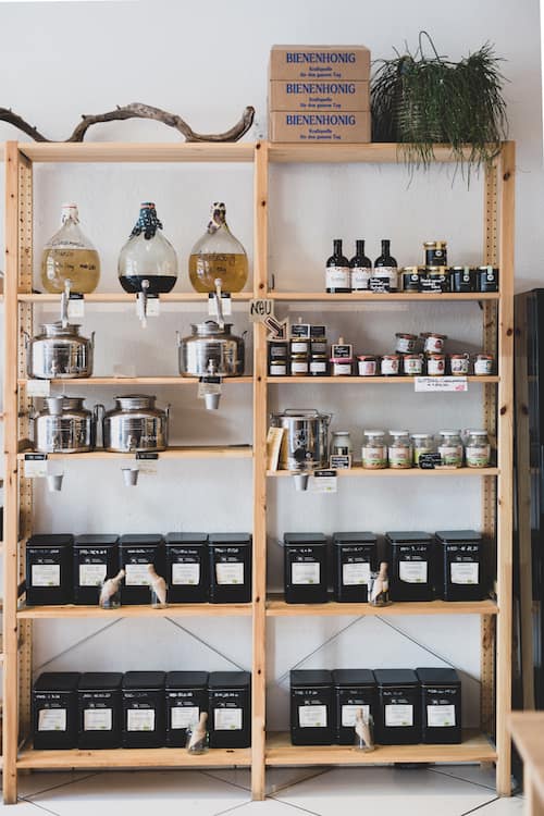 Regal im Unverpackt-Laden - Nahrungsmittel selbst abfüllen - Großverpackung aus Kartonage