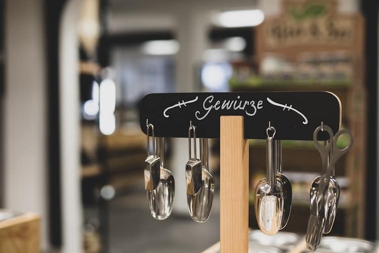 Unverpackt Laden Gewuerze Loeffel zum Abfuellen Alternative Kunststoffverpackung