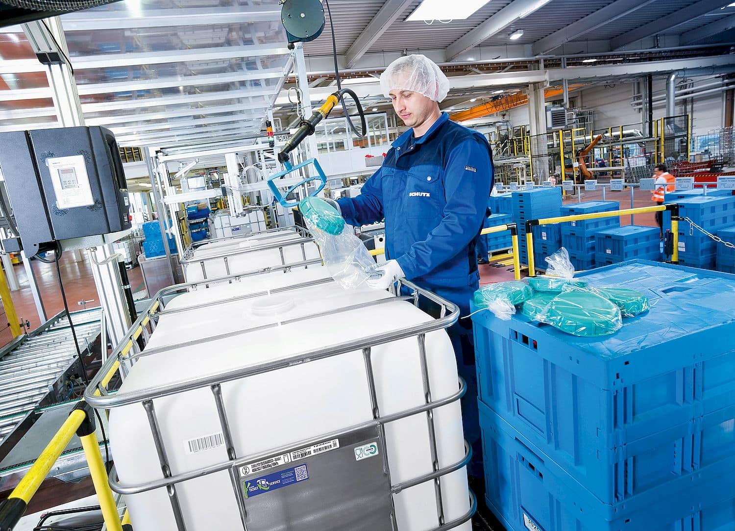 Schuetz IBC Helping Hands Schuetz IBC Helping Hands - Auch Verwendung von Rezyklat denkbar