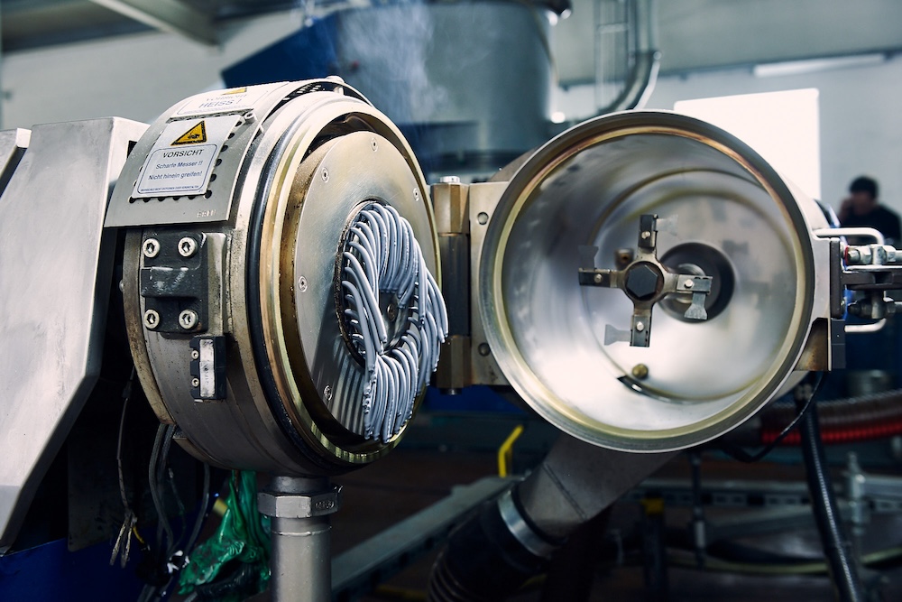 Nahaufnahme eines Extruders im Einsatz in der Regranulat-Produktion der Firma LH Plastics