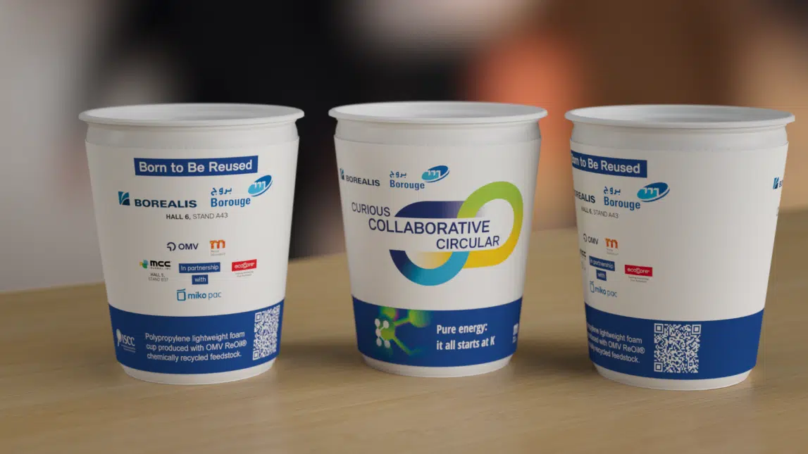 Becher-Design mit scannbaren QR-Code