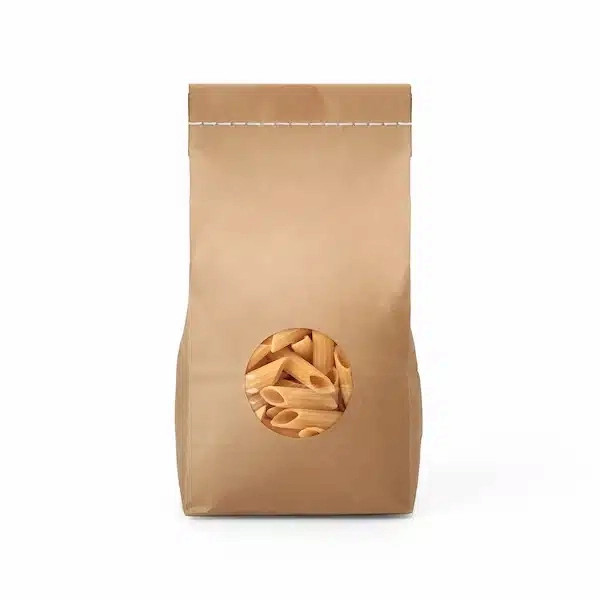 Pasta-Verpackung aus Verbundmaterial mit Kunststoff-Fenster freigestellt auf weißem Hintergrund.
