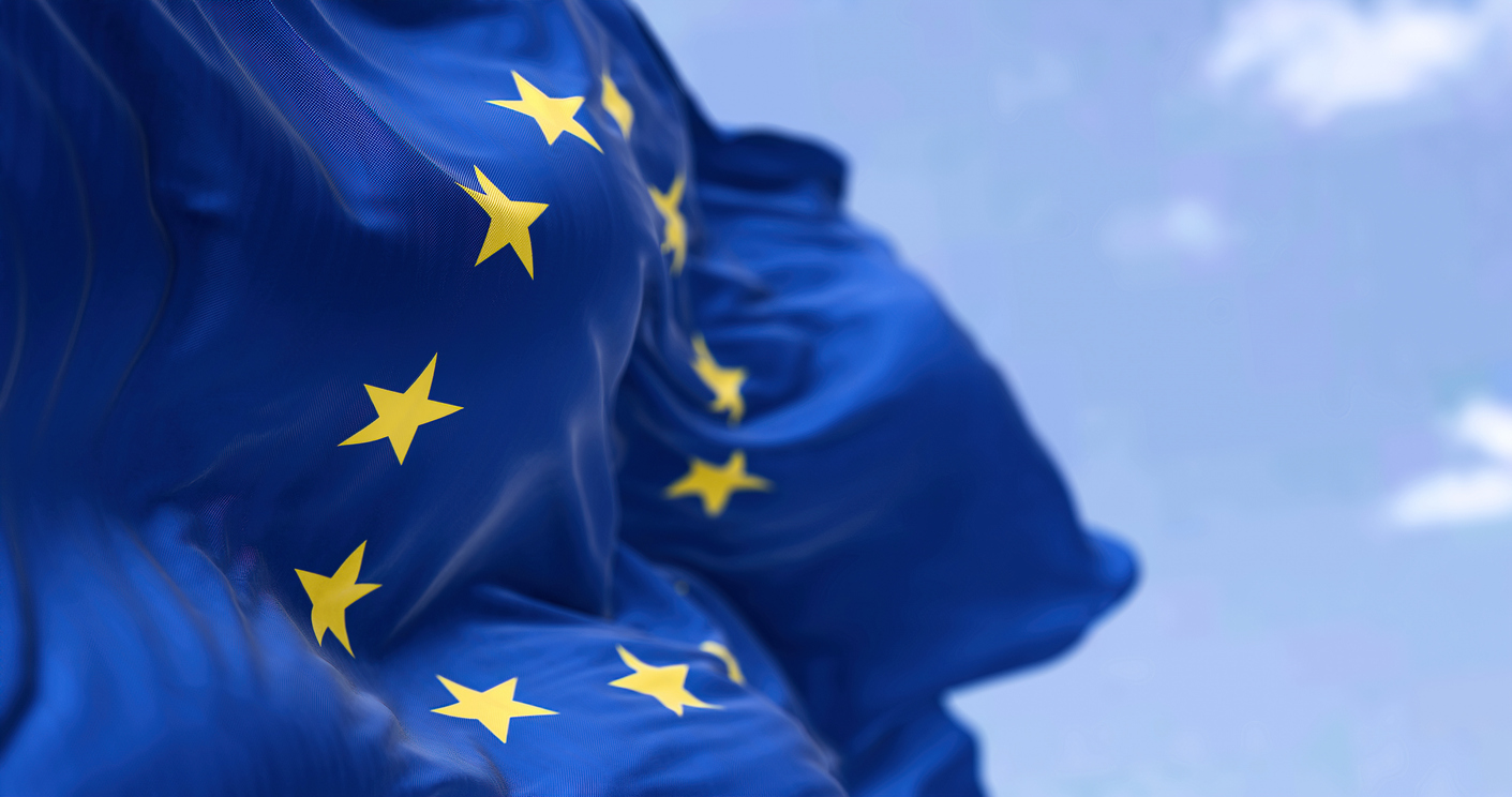 Die Flagge der Europäischen Union flattert im Wind