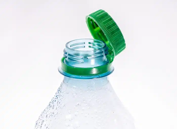 PET Flasche mit Tethered Cap Verschluss